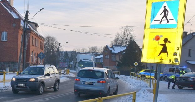 Policjanci pracowali na miejscu zdarzenia drogowego, do którego doszło na ul. Warszawskiej w Piszu. Kierujący pojazdem marki Mazda potrącił 11-latka przechodzącego przez ulicę po przejściu dla pieszych. Chłopiec zabrany został do szpitala. Funkcjonariusze zatrzymali kierującemu prawo jazdy.