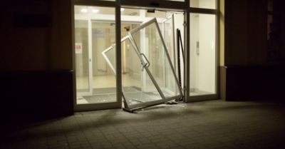 Sąd skazał 21-latka za zniszczenie drzwi sklepu